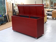 Auflagenbox / Kissenbox, Oberfläche: Nordisch Rot / Deckelhalter: Gasdruckfedern / Zubehör: Lenkrollen