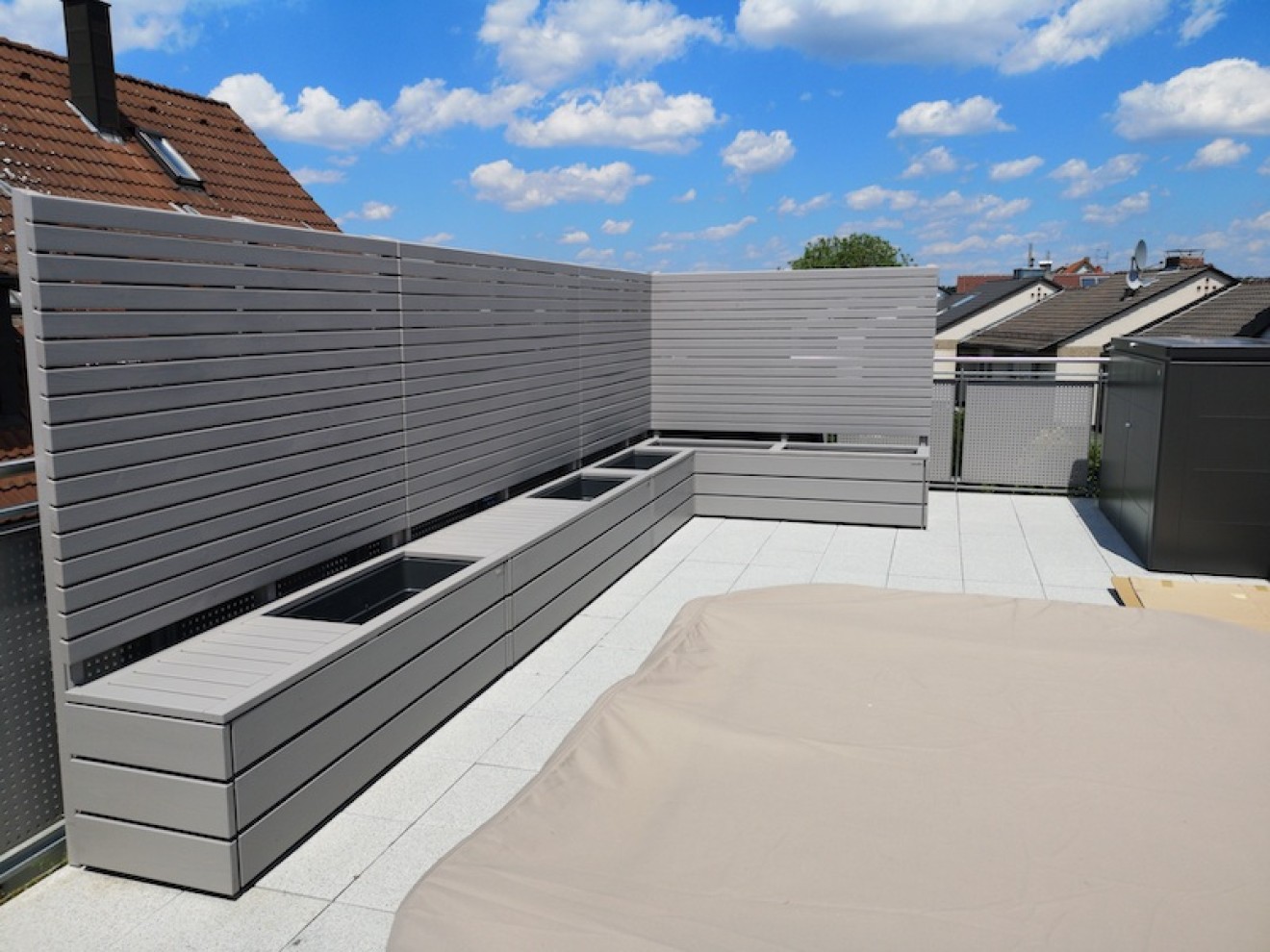 (400923) Sichtschutz Ecke für Dachterrasse mit Pflanzkasten & Sitzbank, Oberfläche: RAL 7036 Platingrau