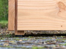 Der Pflanzkübel steht auf Möbelgleitern als Schutz gegen Bodenfeuchte